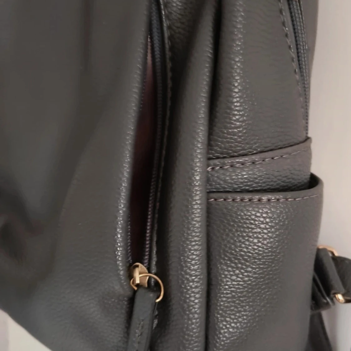 Grå ryggsäck i skinnimitation - 1