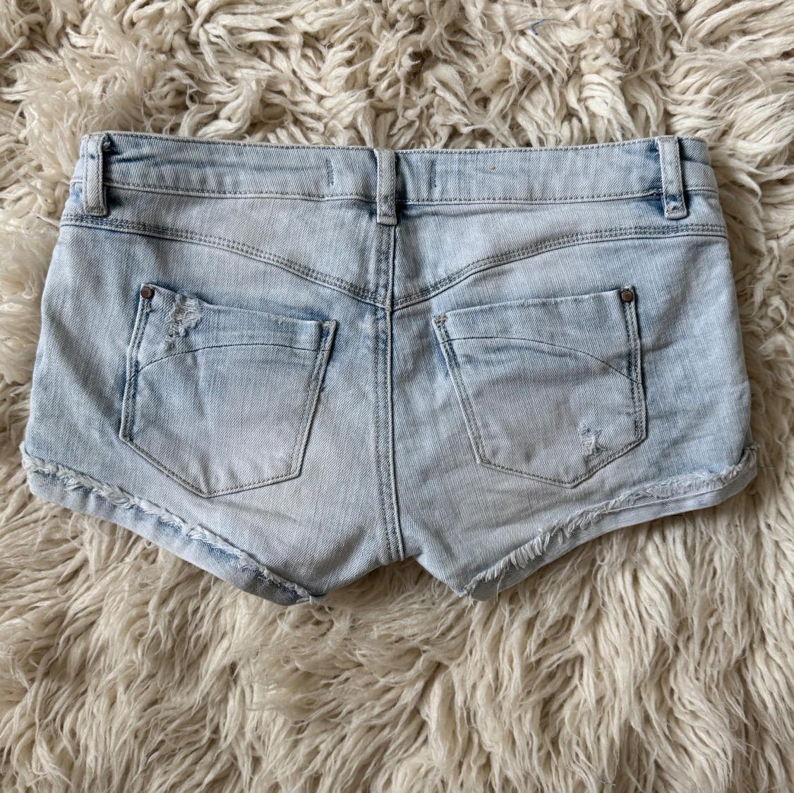 Ljusblå SUPER lågmidjade jeanshorts - 1