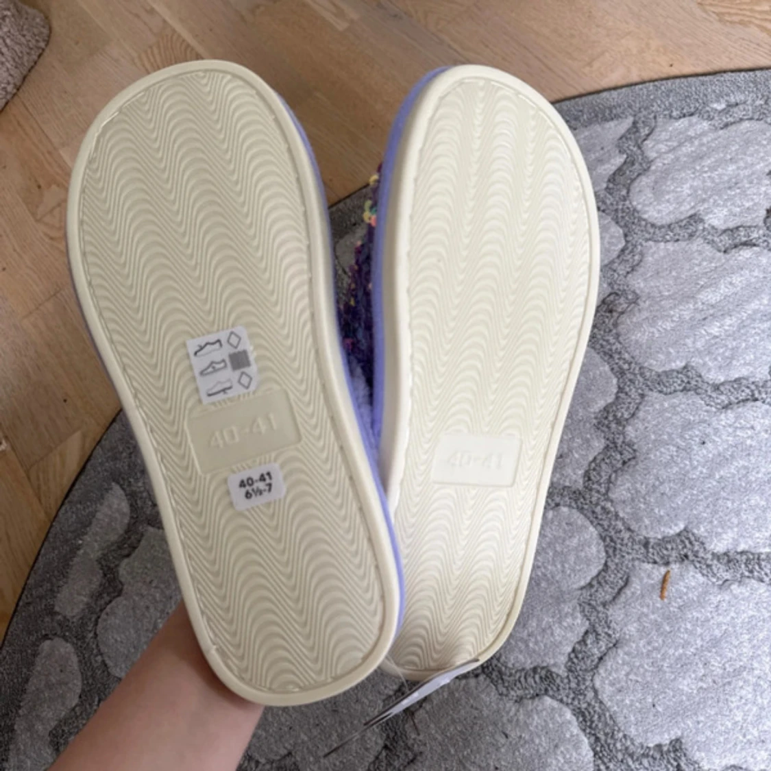 Lila fluffiga slippers med paljetter - 1