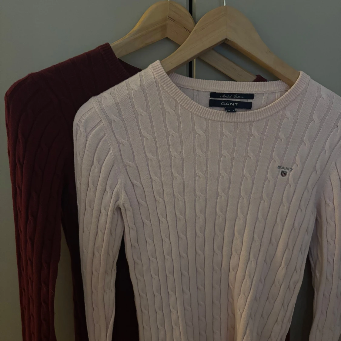 GANT kabelstickad tröja rosa & vinröd