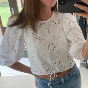 Vit blus - Superfin vit blus med hålmönster från H&M🌸 storlek XS med justerbar knytning. 