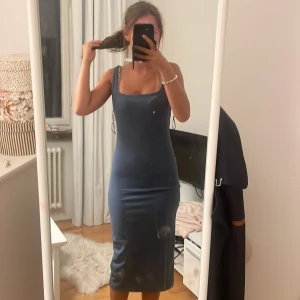 Mörkblå tight klänning med smala axelband - marin blå klänning bekväm snygg använd 2ggr