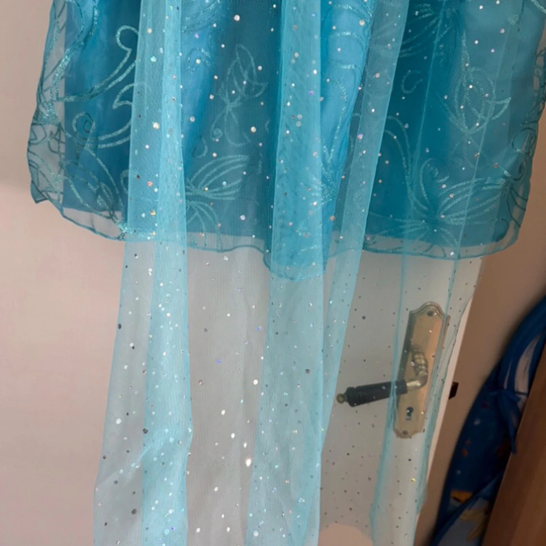 Blå prinsessklänning med glitterdetaljer - 4