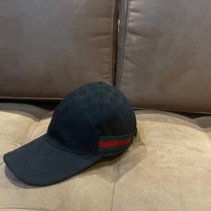 Gucci keps - Gammla modelen, svart lapp canvas. Kommer med chippet. Felfri