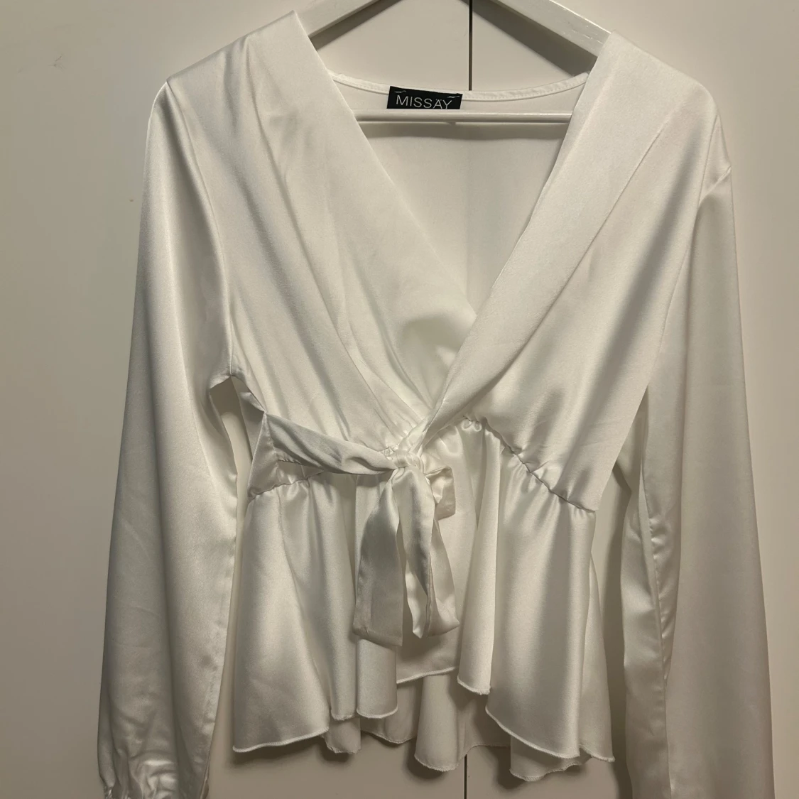 Vit omlottblus med knyt från Missay