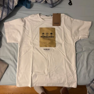 Vit Burberry t-shirt med beige patch - Vit t-shirt från Burberry storlek M Aldrig använd