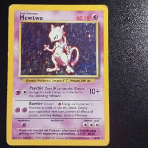 10/102 -HOLO MEWTWO (använd) - En sällsynt mewtwo som har varit använd normalt som ett spelarkort, man kan se skador här o där men inget för seriöst :)