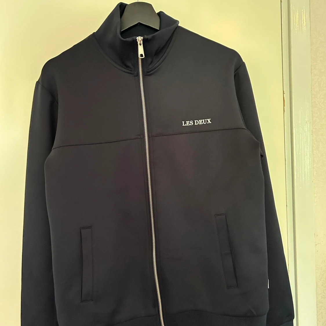 Mörkblå track jacket från Les Deux