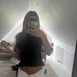 Mörkblå topp - Mörkblå tajt topp från Gina andvönda få tal gånger säljs då jag redan har den i en annan färg💗