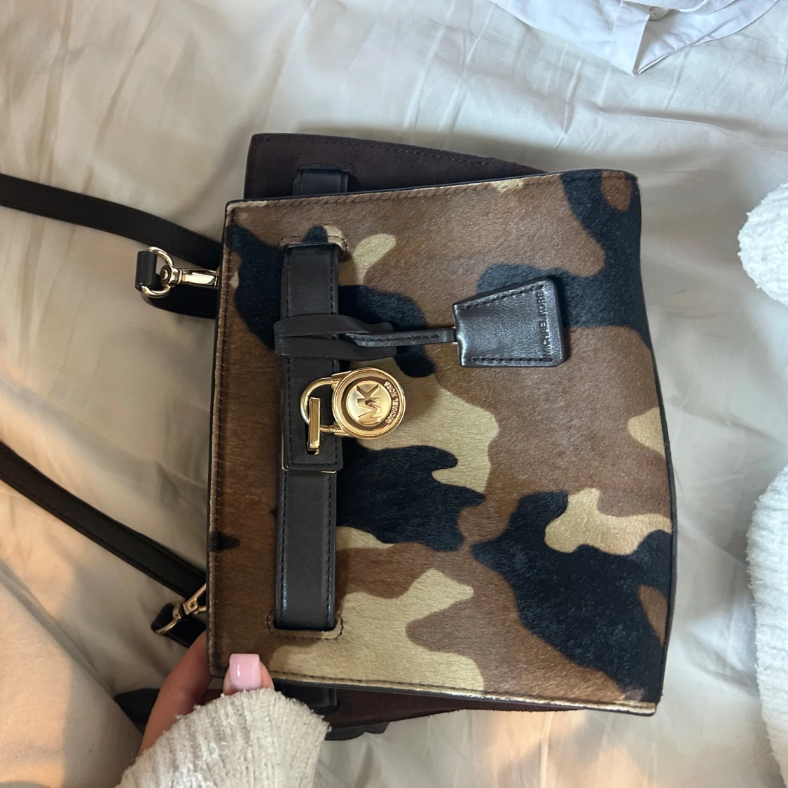 Michael Kors axelväska i camouflage