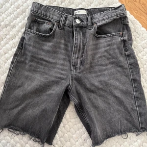 svarta jeansshorts  - Från Gina i storlek 38 (passar även en 34-36 beroende på hur man vill att de ska sitta)