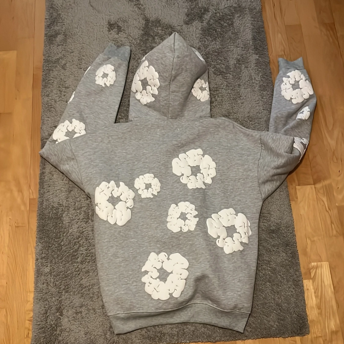 Grå hoodie med vita blommor Denim Tears - 2