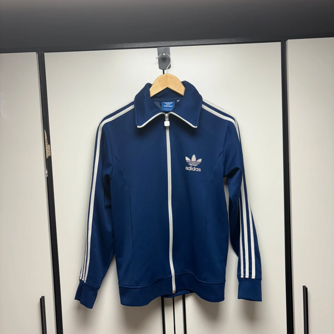 Blå Adidas track jacket med vita ränder - 1