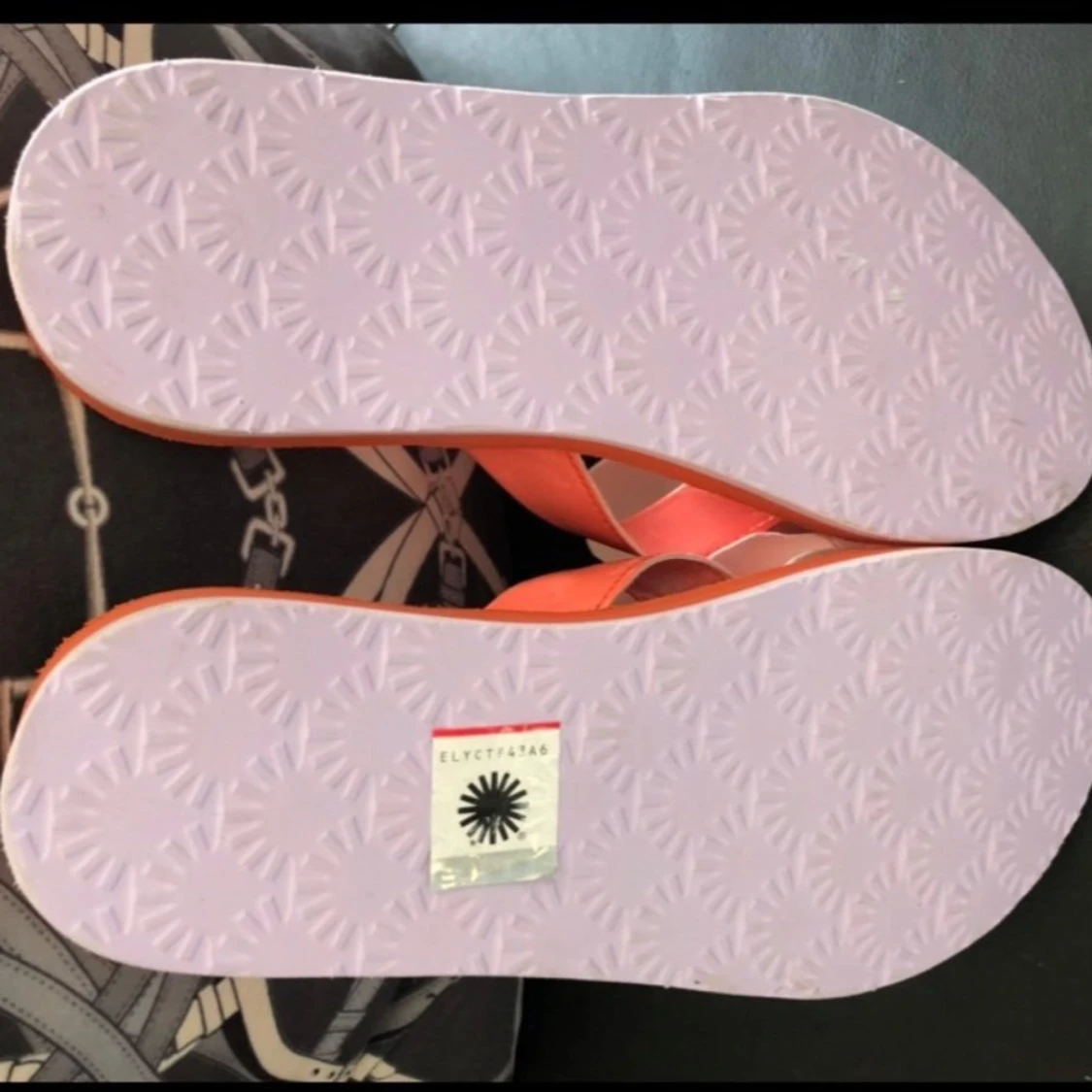 UGG sandaler med blomdetalj i orange - 2