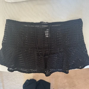 Svart spets kjol  - Svart virkad spets kjol från Wild Fable i storlek S. De har låg midja, snörning i midjan och ett snyggt hålmönster som ger en luftig känsla. Perfekta för sommaren och strandhäng.