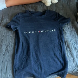 T-shirt  - T-shirt från Tommy hilfiger använd några gånger i storlek xxs och i färgen marinblå 