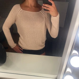 rosa stickad tröja ifrån gina tricot - säljer en ljusrosa stickad tröja ifrån ginatricot, den är använd ett fåtal gånger och har lite defekter på tröjan då de kan finnas något hål! om ni har fler frågor skriv så kan vi diskutera!