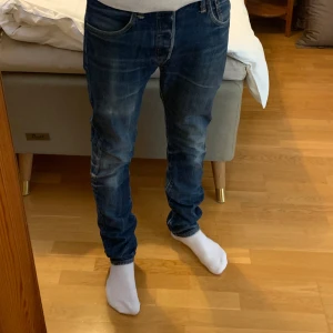 Levis 501 blå jeans herr - Säljer ett par Levis 501 slim fit. Lite tajta för min stil. Mycket bra skick. Slitningarna är från när dem va nya. Storlek 30/32. Jag är 173 på bilderna.