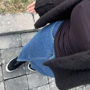 Blå jeanskjol Monki - Blå jeanskjol från monki, använd en gång