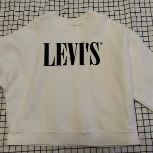 Levi’s sweatshirt  - Vit sweatshirt från Levi's i storlek XS med stor svart logga framtill. 