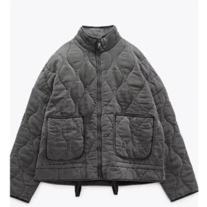 Grå zara jacka - Säljer denna gråa trendiga zara jacka. 