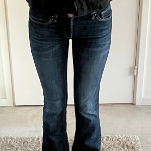 Mavi jeans - Sjukt snygga blåa bootcut jeans från Mavi! På mig är de lite för små och lite för korta (är 172 ungefär) så bootcuten försvinner lite på mig, men perfekt om man är lite kortare!😍♥️