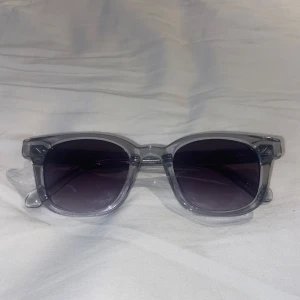 Chimi  - Säljer Chimi 02 Grey solglasögon i nyskick!🌟Inga märkbara tecken på att dom är använda. Dustbag, linsduk, fodral och kartong får man med på köpet👍