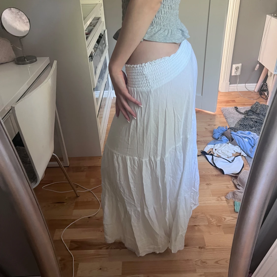 Vit långkjol med smock i midjan - 1