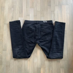 Dondup george - Säljer ett par svarta jeans från Dondup i modellen george. Jeansen har asfeta slitningar samt design. Perfekta för dig som gillad en unik look. Pris kan diskuteras🙌