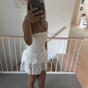 Vit somrig kortklänning INTRESSEKOLL - jättefin vit somrig klänning, perfekt inför sommarens alla tillställningar!💗INTRESSEKOLL