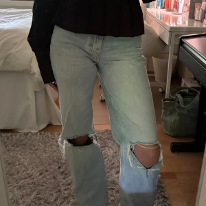Ljusblå raka jeans med slitningar  - Snygga ljusblå raka jeans med hög midja och slitningar vid knäna. Passar perfekt i längden för mig som är 163 cm!