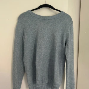 Ljusblå stickad tröja från Vila -  ljusblå stickad tröja från Vila. Storlek xs men funkar absolut som S!