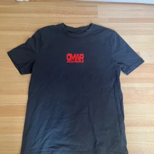 Omar Rudberg merch - T-shirt från Omar rudbergs concert på Cirkus förra året. INTRESSEKOLL!!!! Då den är lite för liten för mig och knappt används. Har använt den fåtal gånger men den har blivit lite sliten på trycket på baksidan annars är den i väldigt god kvalitet. Storlek S och är sann till storlek. 