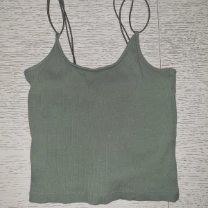 LINNE Strl XS/S - Grönt linne med smala band,fint skick sparsamt använt,lappen bort klippt,strl XS/S.