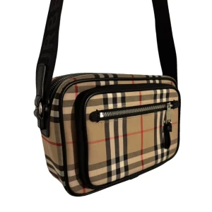 Burberry Paddy Cloth Bag - Burberry Paddy Vintage Check Bonded shoulder bag with no flaws literally been used 3 times has no scratches or norhing.                                                                               !!!!!Got a receipt!!!!Burberry Paddy Vintage Check Bonded axelväska utan defekter, bokstavligen använd 3 gånger, har inga repor eller skavanker.