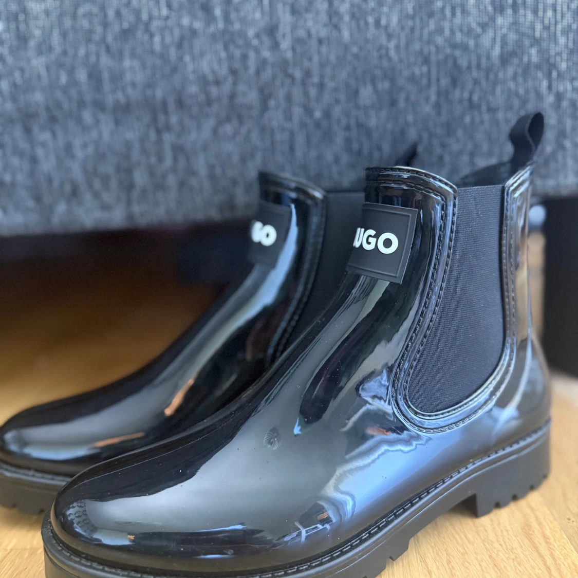 Svarta glansiga chelsea boots från Hugo