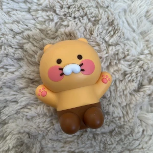 POWERBANK 10000 mah från Korea  - En powerbank i björn from, med rosa kinder och tassar. Produkten har USB-portar på baksidan, 10000 mAh, räcker till många laddningar.