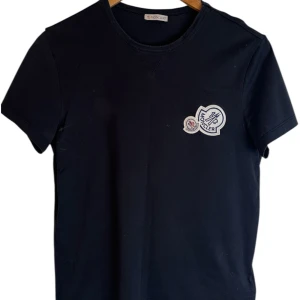 Moncler  - Moncler Doubble logo T-shirt. Storlek S. skick 9/10. Pris 990kr, finns att köpa på våran hemsida, Fashionels.com