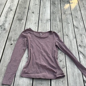 Långärmad tröja - Lila-brun långärmad tröja från lager 157. Det är 95% bomull i tröjan vilket gör att materialet är väldigt skönt! Storlek s men skulle nog säga att den passar xs-m. Pris går att diskuteras!🌺