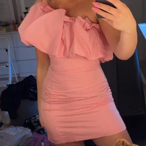 Intressekoll - Intressekoll på min klänning bara använd en gång den är lite liten för mig🩷 kan även tänka mig att byta mot en S