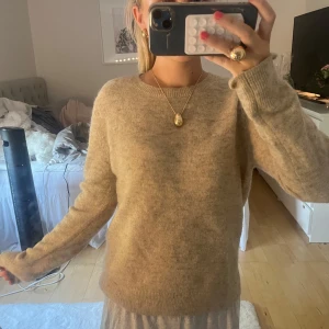 Beige stickad tröja från & Other Stories - Mysig beige stickad tröja från & Other Stories med rund halsringning och långa ärmar. Den  tillverkad i en mjuk ullblandning. Säljer då den inte kommer till andvändning. Den har en liten fläck som möjligtvis går att få bort då jag inte försökt ( se bild 4) köpt för 599.