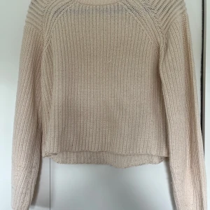 Beige stickad tröja från ONLY - Säljer en beige stickad tröja från ONLY med grovstickat mönster och rund hals. Tröjan har lång ärm och en lite lösare passform, tröjan är i storlek M men skulle dock säga att den är liten i storlek och passar mig som har storlek XS/S