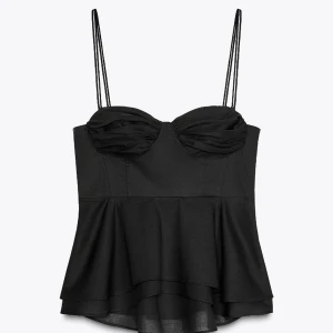 Zara topp - Jättesöt topp från Zara i nyskick!! Säljer bara för jag ska köpa i annan storlek, priset kan diskuteras💗