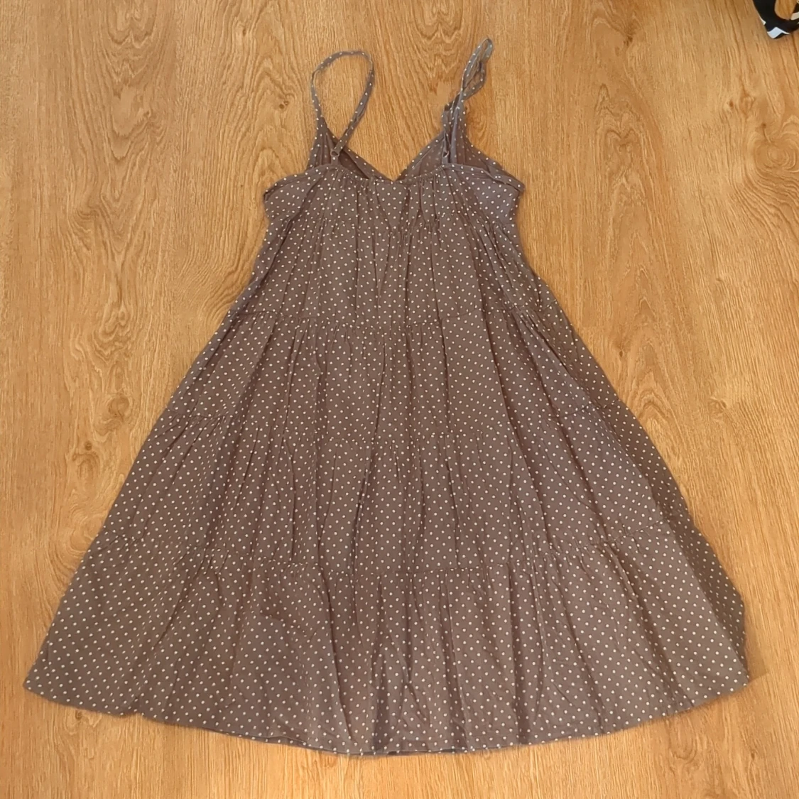 Brunprickig sommarklänning från H&M stl. 36 - 1