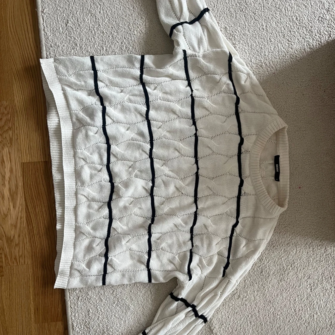 Vit stickad tröja med svarta ränder