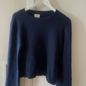 Mörkblå stickad tröja - Så fin stickad tröja från Hm som tyvärr inte sälja längre. Har vidare ärmar vilket gör att passformen blir otroligt fin. 