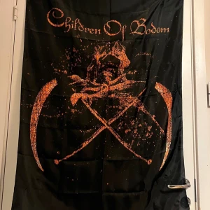 Children Of Bodom - Detta är en flagga från metalbandet Children Of Bodom.  Inga defekter alls! Skriv om ni vill ha fler bilder eller något.