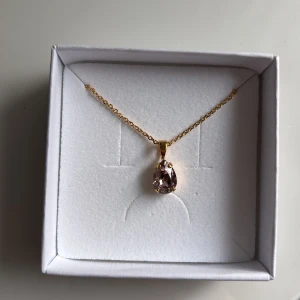 Caroline svedbom halsband - Caroline Svedbom halsband i färgen vintage rose, med guld kedja 