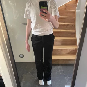 Kostymbyxor  - Sköna kostymbyxor från lager 157. Dom har inga defekter. Lappen där det ska stå lager 157 på bild 4 har jag klippt av. Byxorna är i storlek M och passar perfekt i längd på mig som är 158. Hör av er för fler bilder eller mått. 