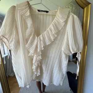 Populär och slutsåld volangblus från Zara - Säljer denna as snygga och populära blusen från Zara, endast använd fåtal gånger i superbra skick!💕